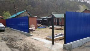 Виды заборов из профнастила в Находке