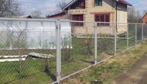 Стоимость забора из сетки рабица на дачу