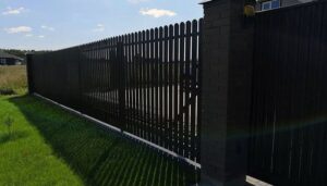 Стоимость забора из металлического штакетника с установкой в Находке